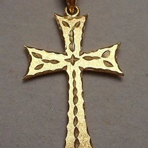 Gorgeous 14K solid heavy cross pendant, 1 1/5” long, 1” wide, 5.7 grams